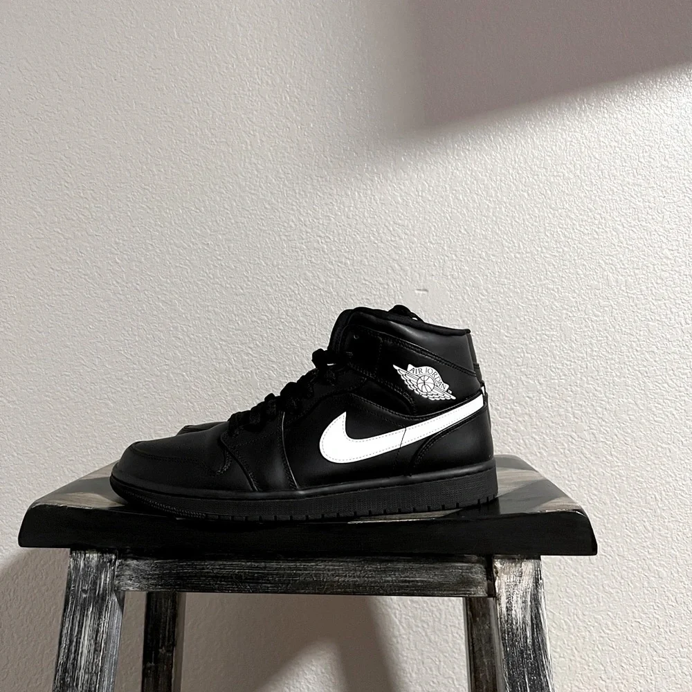 Jordan 1 Mid - Picture 1 of 12
